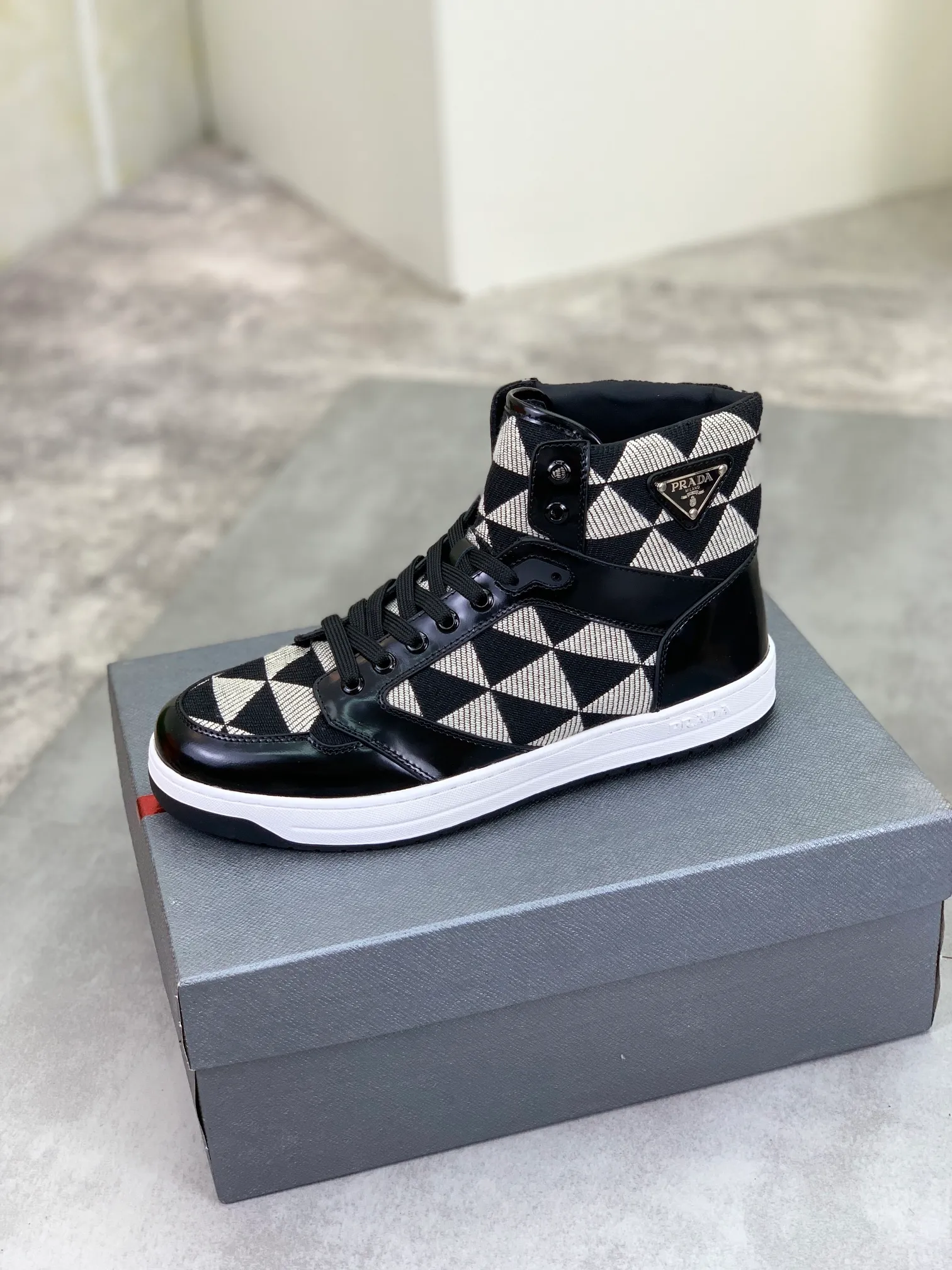 Men's shoes 💰P620 new model (high version) The new PRADA (Prada) high-top counter has launched the classic model at the same time. The new men's shoes and 😘fabrics are selected from the original imported calfskin. First layer of imported cowhide lining. The original version is awesome! 👍🏿Original open-molded non-slip PU outsole, with exquisite lines, simple and elegant, super comfortable and classy on foot, suitable for leisure travel. Code number:38-45